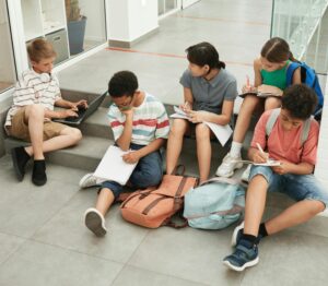 pexels-norma-mortenson-8457301 Schüler:innen